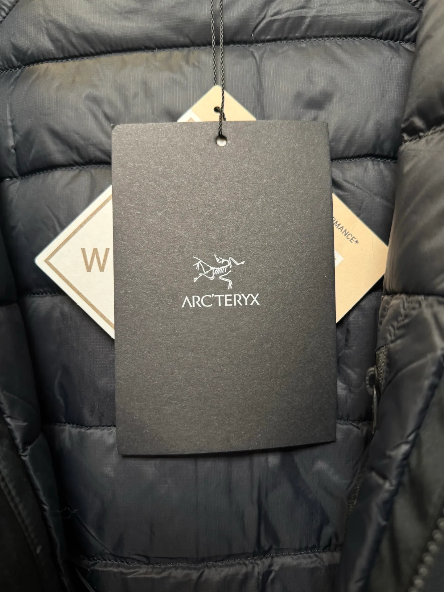 【Premium 】 ARC‘TERYX Solano Down Hoody + Breathable Versatile Gore Tex ， ！ 5 !! SOLANO + ， 、 Breathable 。New Arrival Solano Down Hoody 、 、 。Solano 、 ， 。 FAS GORE-TEX ， 。 ， Breathable。 ， rima Loft Breathable ！ Same Style ： Size：s/m/l/xl/2xl